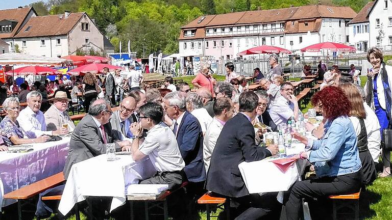 Viel politische Prominenz traf sich in Schonungens Neuer Mitte.