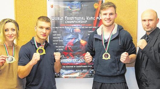 Trainer Norbert Klement (rechts) ist zurecht stolz auf seine Schützlinge. Mit (weiter von rechts) Jannik Wörtmann und Felix Hartmann hat er zwei Weltmeister ausgebildet, Olga Mensch gewann bei der WM in Rom zudem die Bronzemedaille.