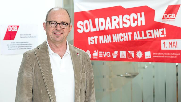 Der 1. Mai hat als Tag der Arbeit nichts an Bedeutung verloren - trotz oder gerade wegen Corona: Davon ist Unterfrankens DGB-Chef Frank Firsching überzeugt. Das Bild zeigt ihn in seinem Büro in Schweinfurt.