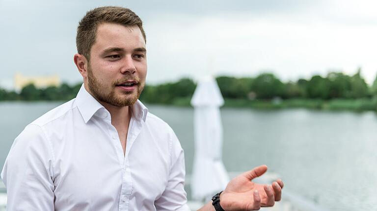 Oft trifft man Jonas Weigand mit Hemd, aber gerne auch mal mit Lederhose und Hut im Euerbacher Gemeinderat an. Die Arbeit im Gemeinderat hat er sich so vorgestellt, ihm gefallen auch die Gemeinschaft und die Gespräche nach den Gemeinderatssitzungen gut. Seine Ziele sind es, das Dorfleben zu erhalten und&nbsp; die Jugend im Ort zu halten.