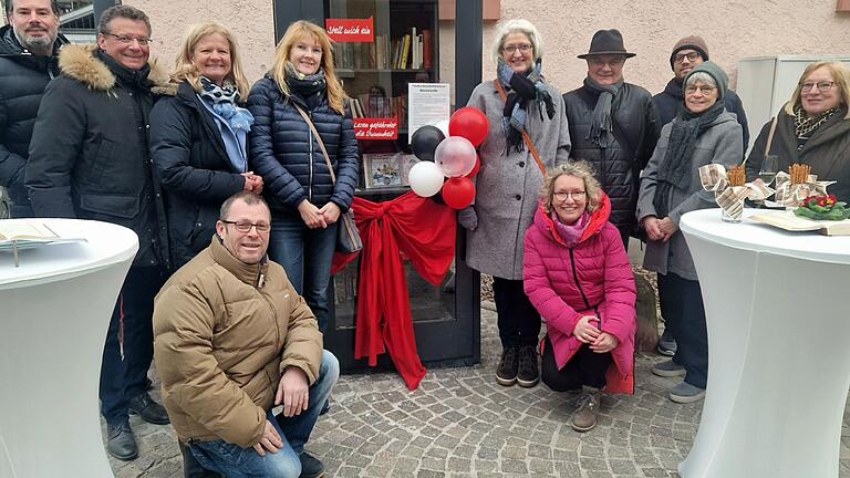 Bücherschrank eröffnet (von links):&nbsp; Daniel Schott, Bruno Fleck, Bürgermeisterin Anette Schmidt, Jens Schreiner, Birgit Schmitt, Marion Lippert, Dr. Sabine Münch, Armin Schaupp, Martin Bartholme, Ulrike Münkel und Veronika Eckert.