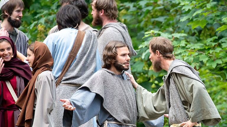 Marius Mergenthal (Zweiter von rechts) als Apostel auf der Bühne.