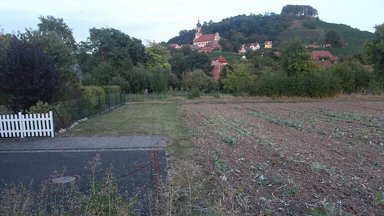 Im Anschluss an das bestehende Baugebiet Schupfäcker in Castell weist die Gemeinde weiteres Bauland aus. Zur Erschließung der rund 55 Plätze wird auch die vorhandene Straße verlängert.