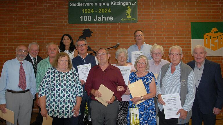 Die Verantwortlichen der Kitzinger Siedlervereinigung und des Verbandes Wohneigentum ehrten einige treue Mitglieder und engagierte Funktionäre beim Festkommers zum 100-jährigen Jubiläum.