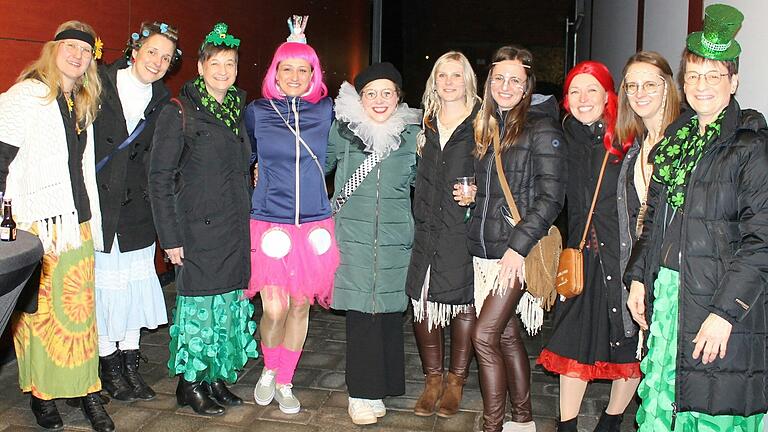 Beim 'Lauf der Alten Weiber' zog eine Gruppe von Frauen durch die Gaststätten von Mellrichstadt, bevor in der Oskar-Herbig-Halle weitergefeiert wurde. Beim 'Lauf der Alten Weiber' zog eine Gruppe von Frauen durch die Gaststätten von Mellrichstadt, bevor in der Oskar-Herbig-Halle weitergefeiert wurde.