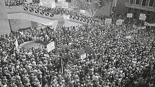 Im Innenhof des Schweinfurter Rathauses endete am 19. April 1975 die Demonstration gegen den Bau des Atomkraftwerks Grafenrheinfeld. 10.000 Menschen waren dabei.