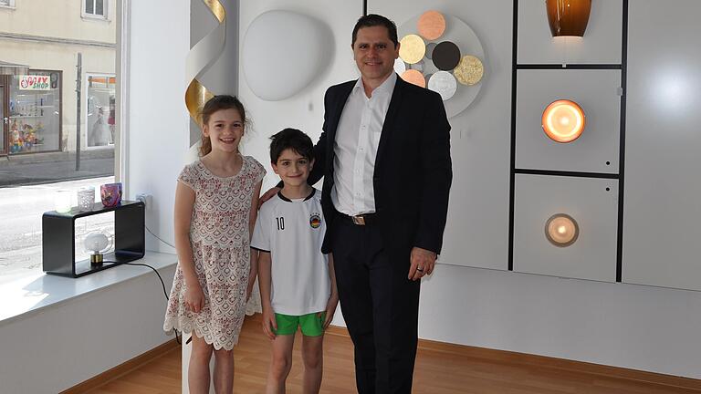 In der Zehntstraße hat Guiglio Recchia das Geschäft 'mille Luci' eröffnet. Mit auf dem Bild seine Kinder Valeria und Fabrizio.