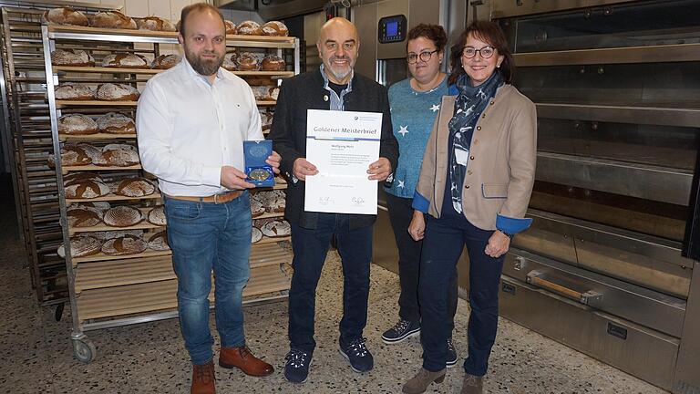 Seit nahezu 100 Jahren dreht sich im Hause Metz alles ums Backen. Wolfgang Metz  ist 40 Jahre Bäckermeister. Der goldene Meisterbrief wird einen Ehrenplatz bekommen. Das Bild zeigt von links: Thomas Metz, Wolfgang Metz, Kathrin Metz und Brigitte Metz.