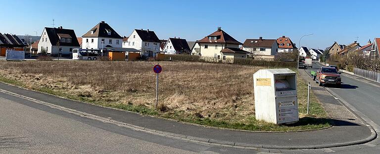 Zwischen Ringstraße, Rimbacher und Eichfelder Straße östlich der Volkacher Altstadt sind auf diesem Grundstück zwei große Mehrfamilienhäuser geplant. Dagegen wehrt sich die BIERR. Sie hat bereits fast 1000 Unterschriften für ein Bürgerbegehren gesammelt.