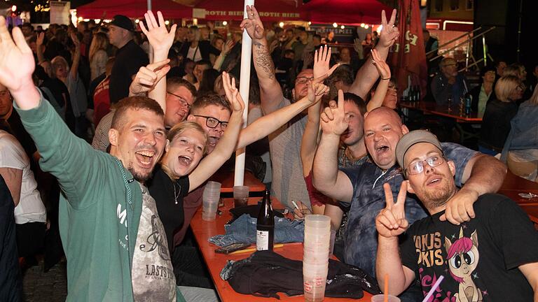 Vor allem am Samstagabend ist das Stadtfest in Schweinfurt gut besucht und die Stimmung ausgelassen wie auf dem Bild aus dem vergangenen Jahr. Vor allem am Samstagabend ist das Stadtfest in Schweinfurt gut besucht und die Stimmung ausgelassen wie auf dem Bild aus dem vergangenen Jahr.