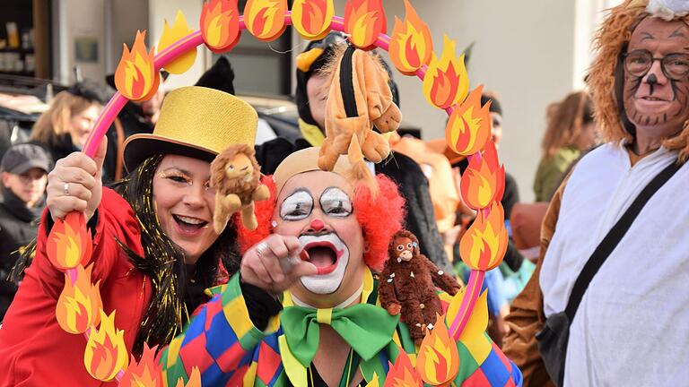 Auch ein Zirkus war beim Sendelbacher Faschingszug dabei.