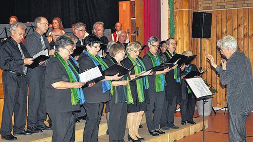 Blasmusik und Chorgesang: Unter der Leitung des Dirigenten Robert Werner besang der gemischte Chor den Wonnemonat Mai, lobte den Frühling und wagte sich schließlich an zwei Lieder in italienischer Sprache.