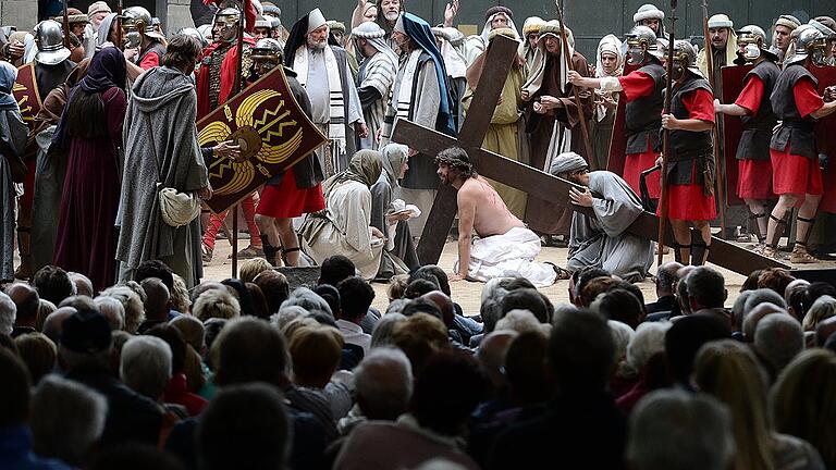 Immer wieder bricht er unter Prügeln zusammen: Jesus auf dem Weg zu Richtstätte.