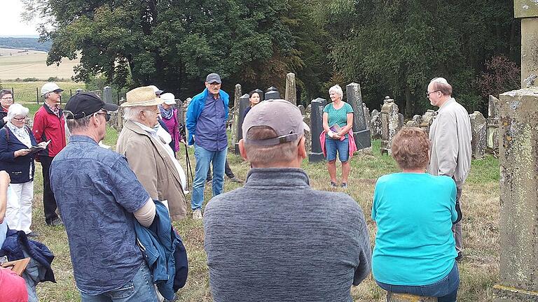 Historiker Thomas Schindler (rechts) führte Besucher über den jüdischen Friedhof in Kleinsteinach.