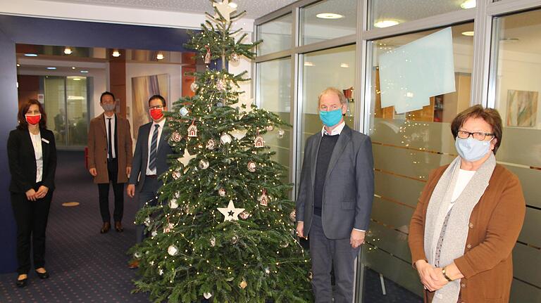 Start der Aktion 'Weihnachtswunschbaum' bei der Sparkasse in Gerolzhofen (von links): Katja Förster (Sparkasse), Bürgermeister Thorsten Wozniak, Sparkassen-Filialleiter&nbsp;Andreas Eisenhauer,&nbsp; Georg Repp (Antonia-Werr-Zentrum) und Elisabeth Orth (Gerolzhofen-aktiv).