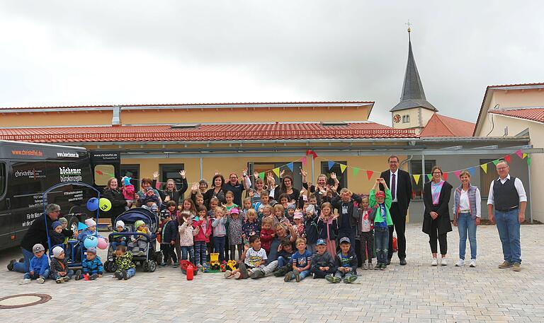 Im Hintergrund wacht der Kirchturm über das neue Zentrum für Kinder. Auf einen tollen Start ab September freuen sich nicht nur die Kinder und ihre Betreuerinnen, sondern auch Bürgermeister Thomas Fischer, Kindergartenleiterin Eva Herbert, ihre Stellvertreterin Laura Dietz sowie Pfarrer Oliver Englert. Im Hintergrund wacht der Kirchturm über das neue Zentrum für Kinder. Auf einen tollen Start ab September freuen sich nicht nur die Kinder und ihre Betreuerinnen, sondern auch Bürgermeister Thomas Fischer, Kindergartenleiterin Eva Herbert, ihre Stellvertreterin Laura Dietz sowie Pfarrer Oliver Englert.