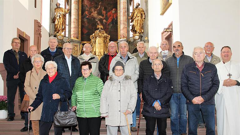 Vor dem Hochaltar der St.-Laurentius-Kirche stellte sich die Marktheidenfelder „Rentnerband“ zum Erinnerungsfoto auf.