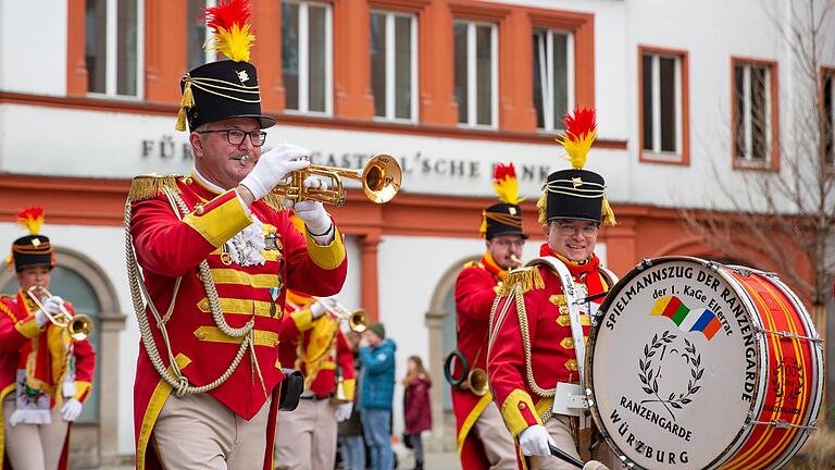 Bei der Inthronisierung des Würzburger Prinzenpaars gab es traditionell einen Zug durch die Stadt. Danach übergab Bürgermeister Heilig symbolisch den Rathausschlüssel dem Prinzenpaar im Ratssaal. Bei der Inthronisierung des Würzburger Prinzenpaars gab es traditionell einen Zug durch die Stadt. Danach übergab Bürgermeister Heilig symbolisch den Rathausschlüssel dem Prinzenpaar im Ratssaal.