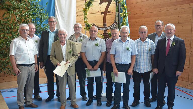 Ehrung für 25 Jahre Dienstzeit. Von links: Kreisobmann Peter Hart, Günter Schmidt, Diethard Wagenbrenner, Alfred Röder, Herrmann Schlereth, Elmar Rüger, Herbert Gabel, Thomas Fella, Franz Vogt, Jürgen Bauer (LDBV) und Landrat Thomas Bold.       -  Ehrung für 25 Jahre Dienstzeit. Von links: Kreisobmann Peter Hart, Günter Schmidt, Diethard Wagenbrenner, Alfred Röder, Herrmann Schlereth, Elmar Rüger, Herbert Gabel, Thomas Fella, Franz Vogt, Jürgen Bauer (LDBV) und Landrat Thomas Bold.
