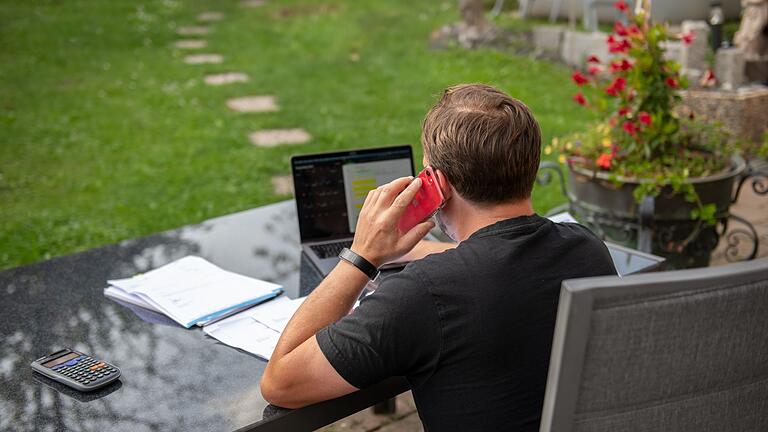 Zuhause arbeiten - Dieser Mann im Homeoffice muss sich ums Lüften keine Sorgen machen. Zuhause arbeiten - Dieser Mann im Homeoffice muss sich ums Lüften keine Sorgen machen.