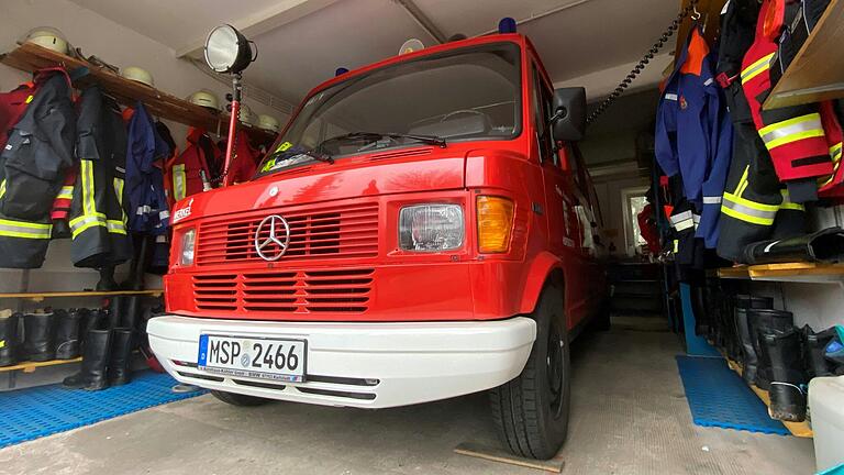 Das Gerätehaus der Freiwilligen Feuerwehr Hofstetten ist eher eine Gerätegarage. Ersatz muss her – auch für das in die Jahre gekommene Einsatzfahrzeug.