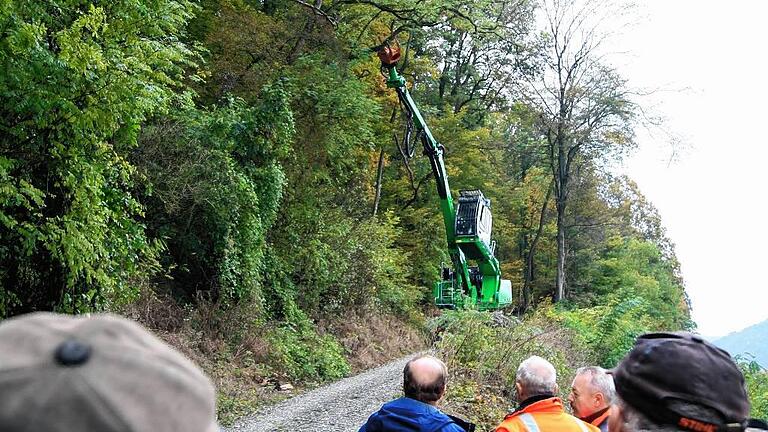Die Einsatzvielfalt eines Langarmbaggers in der Waldarbeit demonstrierte am das Gemündener Forstunternehmen „Für Ihre Bäume“ zusammen mit den Herstellerfirmen im Gemündener Stadtwald. Die Einsatzvielfalt eines Langarmbaggers in der Waldarbeit demonstrierte am das Gemündener Forstunternehmen „Für Ihre Bäume“ zusammen mit den Herstellerfirmen im Gemündener Stadtwald.