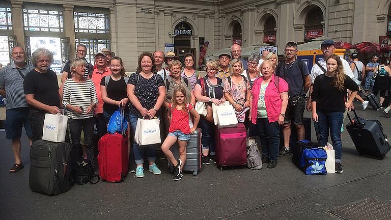 Auf die gut 1000 Kilometer lange Reise ins ungarische Elek begab sich die Gerolzhöfer und Mamerser Gruppe mit dem Zug. Das Bild entstand im Bahnhof Budapest-Keleti. Auf die gut 1000 Kilometer lange Reise ins ungarische Elek begab sich die Gerolzhöfer und Mamerser Gruppe mit dem Zug. Das Bild entstand im Bahnhof Budapest-Keleti.
