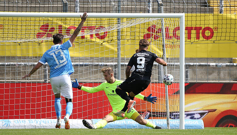 Chance vergeben: Kickers-Angreifer Dominic Baumann (rechts) scheitert an Löwen-Keeper Marco Hiller. Chance vergeben: Kickers-Angreifer Dominic Baumann (rechts) scheitert an Löwen-Keeper Marco Hiller.