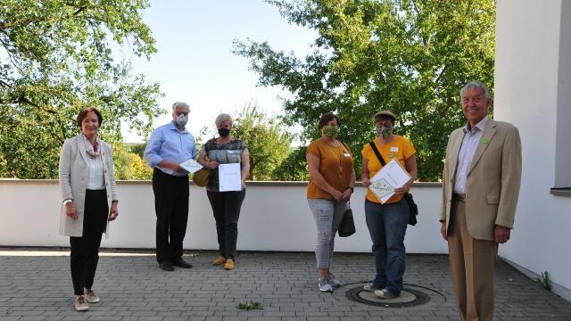 Die zwei ausgezeichneten Gärten im Landkreis Haßberge bei der Verleihung in Himmelstadt. Von links Christine Bender (Geschäftsführerin des Bezirksverbands für Gartenbau und Landespflege Unterfranken), Ehepaar Rippstein, Sabine Hartmann und Regina Derleth (UBiZ), Otto Hünnerkopf (Vorsitzender des Bezirksverband für Gartenbau und Landespflege Unterfranken). Die zwei ausgezeichneten Gärten im Landkreis Haßberge bei der Verleihung in Himmelstadt. Von links Christine Bender (Geschäftsführerin des Bezirksverbands für Gartenbau und Landespflege Unterfranken), Ehepaar Rippstein, Sabine Hartmann und Regina Derleth (UBiZ), Otto Hünnerkopf (Vorsitzender des Bezirksverband für Gartenbau und Landespflege Unterfranken).