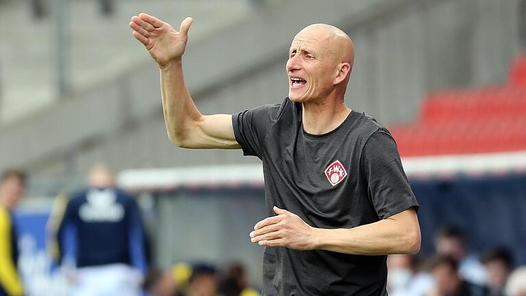 Abschied aus der Zweiten Bundesliga: Kickers-Trainer Ralf Santelli wird nach der Partie gegen Paderborn Leiter des Nachwuchsleistungszentrums der Rothosen. Abschied aus der Zweiten Bundesliga: Kickers-Trainer Ralf Santelli wird nach der Partie gegen Paderborn Leiter des Nachwuchsleistungszentrums der Rothosen.