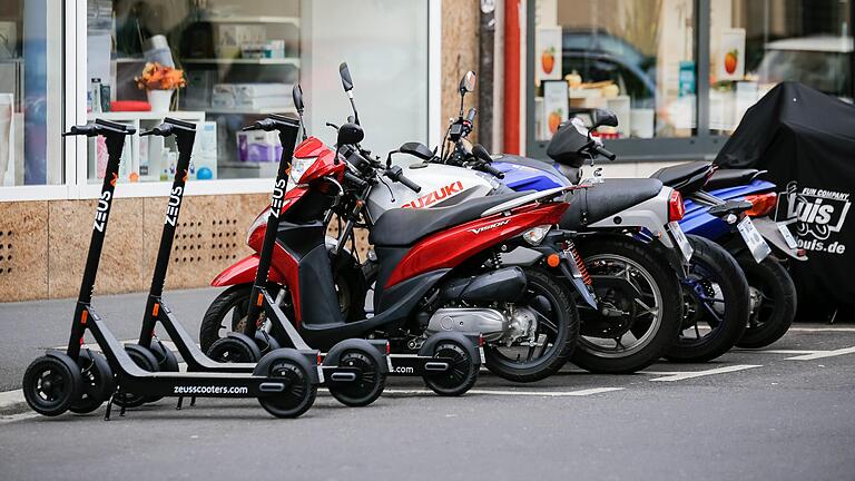 Einige E-Scooter stehen in Würzburg in Reih und Glied. Einige E-Scooter stehen in Würzburg in Reih und Glied.