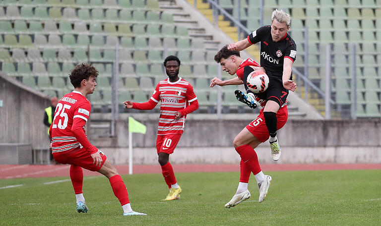 Mit vollem Einsatz setzt sich in dieser Szene Kickers-Rechtsverteidiger Thomas Haas gegen Augsburgs Mert Kömür durch. Der aus Sonderhofen im Landkreis Würzburg stammende FCA-Akteur Aaron Zehnter beobachtet die Szene. Mit vollem Einsatz setzt sich in dieser Szene Kickers-Rechtsverteidiger Thomas Haas gegen Augsburgs Mert Kömür durch. Der aus Sonderhofen im Landkreis Würzburg stammende FCA-Akteur Aaron Zehnter beobachtet die Szene.