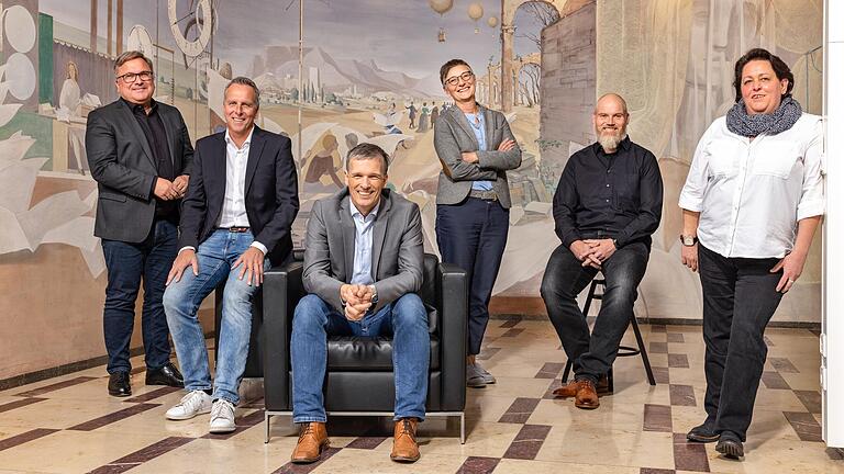 Alleine die Chefredaktion ist verantwortlich für die Veröffentlichungen. Seit Oktober 2022 besteht sie aus (von links) Andreas Kemper (leitender Redakteur), Achim Muth (stellvertretender Chefredakteur), Ivo Knahn (Chefredakteur), Regina Krömer (journalitische Büroleiterin der CR), Tobias Köpplinger (leitender Redakteur) und Britta Buss (leitende Redakteurin). Alleine die Chefredaktion ist verantwortlich für die Veröffentlichungen. Seit Oktober 2022 besteht sie aus (von links) Andreas Kemper (leitender Redakteur), Achim Muth (stellvertretender Chefredakteur), Ivo Knahn (Chefredakteur), Regina Krömer (journalitische Büroleiterin der CR), Tobias Köpplinger (leitender Redakteur) und Britta Buss (leitende Redakteurin).