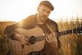 Der Schweinfurter Singer- und Songwriter Matze Rossi veröffentlicht sein siebtes Studioalbum und geht anschließend in zwanzig Städten auf Tour. Das große Tourfinale steigt am 22. März in Schweinfurt im Kulturhaus Stattbahnhof.