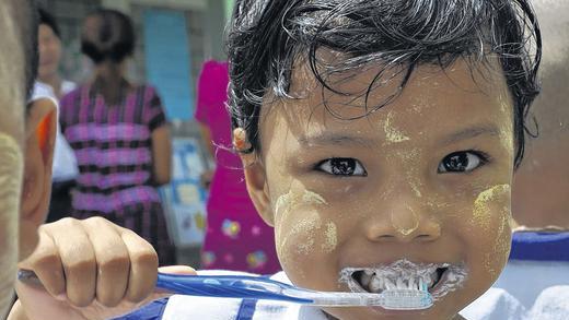 Für mache eine Premiere: Viele der Kinder, die Jeanette Gumpp behandelte, hatten zuvor noch nie eine Zahnbürste in der Hand. Dieser kleine junge übte fleißig mit der Bürste. Die gelben Spuren im Gesicht stammen vom Sonnenschutz, nicht von der Zahncreme.