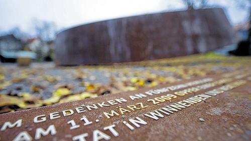 Fünf Jahre Anti-Gewalt-Stiftung in Winnenden - Pläne für Pilgerweg       -  (lsw)   Fünf Jahre nach dem Amoklauf von Winnenden hat die &bdquo;Stiftung gegen Gewalt an Schulen&ldquo; eine Debatte darüber angestoßen, künftig auch dem Täter zu gedenken. Die Geschäftsführerin der Stiftung, Gisela Mayer, sagte am Freitag in Winnenden, sie könne sich vorstellen, in den kommenden Jahren auch dem Täter zu gedenken. Doch es brauche Zeit und sehr viel Behutsamkeit, eine &bdquo;16. Kerze&ldquo; anzuzünden. Zudem gibt es Überlegungen, einen Pilgerweg zu planen. Die Anti-Gewalt-Stiftung wurde am 18. November 2009 anlässlich des Amoklaufs eines Ex-Schülers an der Realschule in Winnenden gegründet. Bei der Tat des 17-Jährigen kamen 15 Menschen ums Leben - zum Großteil waren die Opfer gerade mal 15 oder 16 Jahre alt. Die Stiftung erhofft sich mehr Spendengeld, um etwa Beratungsstellen für Lehrer und Schüler einzurichten. &bdquo;Wir würden gerne mehr machen, aber uns fehlen die finanziellen Mittel&ldquo;, sagte der neue Vorstand Dirk Bloksma. Mehrere Programme an Schulen und ein Handbuch für Lehrkräfte zum Thema Gewaltprävention wurden entworfen. An der Universität Gießen werde derzeit an einer Beratungsstelle für Schulleiter und Schüler gearbeitet. Auch die Stadt unterstützt die Arbeit der Stiftung. Oberbürgermeister Hartmut Holzwarth sagte: &bdquo;Wir denken an einen Pilgerweg von Wendlingen nach Winnenden.&ldquo; Zudem organisiert die Stiftung am 17. Dezember in Winnenden das Finale des Songcontests &bdquo;Gitarren statt Knarren&ldquo;. &bdquo;Wir haben Einsendungen aus aller Welt erhalten - der Erfolg hat uns völlig überrollt&ldquo;, sagte Geschäftsführerin Mayer.