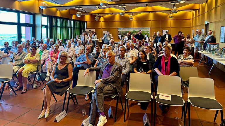 Gut gefüllte Reihen: Etwa 200 Gäste kamen zum Sommerempfang der unterfränkischen Mittelstands-Union in den Festsaal der Kitzinger GWF. Gut gefüllte Reihen: Etwa 200 Gäste kamen zum Sommerempfang der unterfränkischen Mittelstands-Union in den Festsaal der Kitzinger GWF.