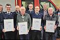 Die geehrten Mitglieder der Feuerwehr Roth: (vorne von links) Gerd Schmitt (40 Jahre), Josef Roth (60 Jahre), Heiko May (40 Jahre), Gustav Kirchner (60 Jahre) und Matthias Gütter (25 Jahre) erhielten ihre Urkunden und den Dank für ihre Treue von (...       -  Die geehrten Mitglieder der Feuerwehr Roth: (vorne von links) Gerd Schmitt (40 Jahre), Josef Roth (60 Jahre), Heiko May (40 Jahre), Gustav Kirchner (60 Jahre) und Matthias Gütter (25 Jahre) erhielten ihre Urkunden und den Dank für ihre Treue von (hinten von links) KBI Steffen Kiesel, 1. Vorsitzendem Robert Koch, 1. Kommandant Timo Hildmann und 2. Bürgermeister Norbert Borst.