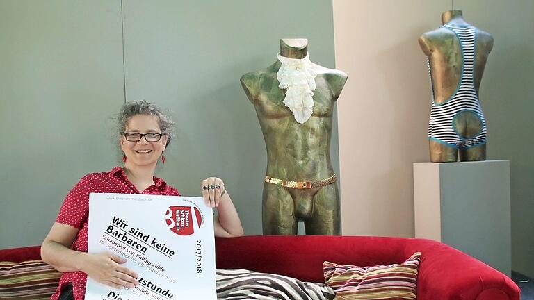 Das Plakat für die neue Spielzeit ab September ist bereits gedruckt. Doch Theaterleiterin Anne Maar freut sich erst einmal auf die aktuellen Produktionen, die im Sommer noch auf der Freilichtbühne zu sehen sein werden. Foto: Heike Beudert - Das Plakat für die neue Spielzeit ab September ist bereits gedruckt. Doch Theaterleiterin Anne Maar freut sich erst einmal auf die aktuellen Produktionen, die im Sommer noch auf der Freilichtbühne zu sehen sein werden. Foto: Heike Beudert Das Plakat für die neue Spielzeit ab September ist bereits gedruckt. Doch Theaterleiterin Anne Maar freut sich erst einmal auf die aktuellen Produktionen, die im Sommer noch auf der Freilichtbühne zu sehen sein werden. Foto: Heike Beudert - Das Plakat für die neue Spielzeit ab September ist bereits gedruckt. Doch Theaterleiterin Anne Maar freut sich erst einmal auf die aktuellen Produktionen, die im Sommer noch auf der Freilichtbühne zu sehen sein werden. Foto: Heike Beudert