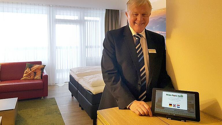 Ben Baars, Geschäftsführer und Direktor des Rhön-Park-Hotels in Roth (hier im neuen Deluxe-Studio) will den Erfolg seines Hauses mit Partnern aus der Region teilen. Der Touristikexperte wünscht sich eine engere Zusammenarbeit mit den Akteuren der Region. &bdquo;Wir müssen die Rhön gemeinsam international bekannt machen', fordert er.