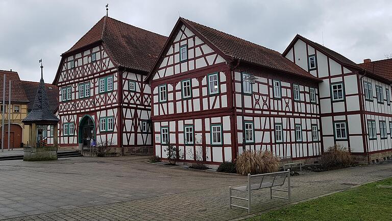 Technisch ist das Stadtlauringer Rathaus nun auf dem neuesten Stand. Bei den Außenrenovierungsarbeiten wurde Wert darauf gelegt, das historische Ambiente detailgetreu zu erhalten.