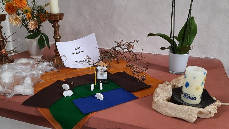 Auf dem Marienaltar liegen kleine Tütchen. Als Giveaway darf sich jedes Kind eines mit nach Hause nehmen.&nbsp;Es befindet sich ein Schaf zum Basteln darin.