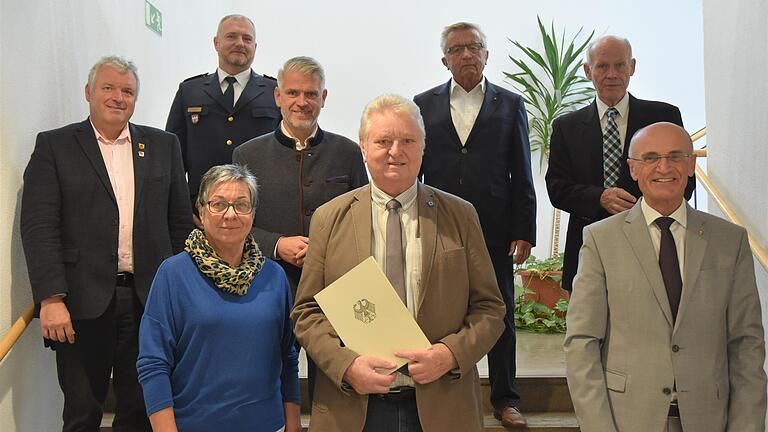 Hohe Auszeichnung: Landrat Wilhelm Schneider (rechts) überreichte die Verdienstmedaille des Verdienstordens der Bundesrepublik Deutschland an Helmut Will (vorne, Mitte, mit Ehefrau Anita). Zu der Ehrung gratulierten auch (hinten, von links) Bürgermeister Jürgen Hennemann, Bernhard Warmuth (stellvertretender Leiter der Polizeiinspektion Ebern), Landtagsabgeordneter Steffen Vogel, Josef Wittmann (Landesvorsitzender Bayern-Nord des Vereins Weißer Ring) und Roland Holzmann (Weißer Ring).