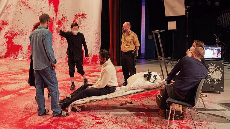Tomo Sugao (mit Maske) im Corona-Jahr 2021 bei den Dreharbeiten zur Kino-Oper 'Der arme Matrose'.&nbsp;