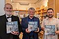 Rainer Lös präsentiert sein neues Buch       -  Autor Rainer Lös (Raymund Müller, Mitte) präsentierte sein neues Buch gemeinsam mit Fotograf Patrick Horn (rechts) und dem Schriftsteller Theodor Fontane (Rainer Hauck).