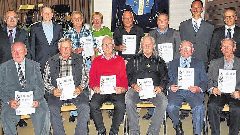 Besonders lang treu: Ein halbes Jahrhundert gehören sie zum TSV, Horst Knobling (vorn, Dritter von links), sogar 60 Jahre.