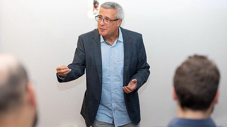 Volker Sebold hat als eine Art Satellit den Überblick über mögliche Gefahren, die von radikalisierten Jugendlichen in Unterfranken ausgehen könnten. Volker Sebold hat als eine Art Satellit den Überblick über mögliche Gefahren, die von radikalisierten Jugendlichen in Unterfranken ausgehen könnten.