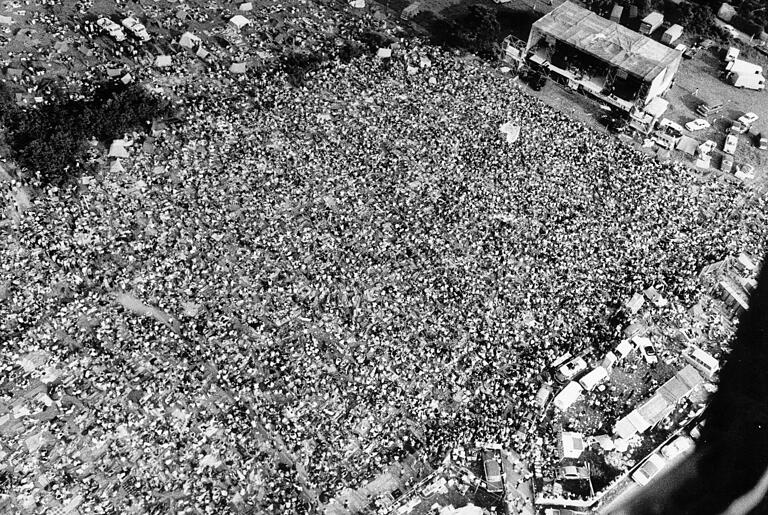 15 000 Rockfans versammelten sich am 8. und 9. Juli 1972 am Blosenberg (Drei Pappeln), um Joe Cocker und andere Bands beim 'Würzburg Giant Pop-Festival zu erleben. 15 000 Rockfans versammelten sich am 8. und 9. Juli 1972 am Blosenberg (Drei Pappeln), um Joe Cocker und andere Bands beim 'Würzburg Giant Pop-Festival zu erleben.