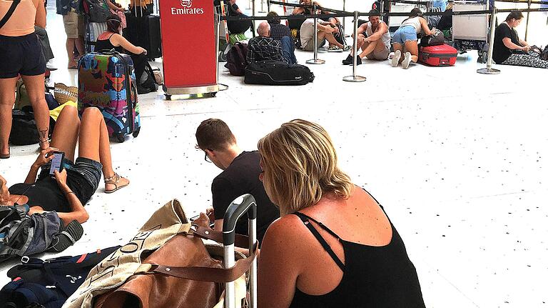 Noch vier Stunden bis zur Eröffnung des Schalters zum Check-In in Cebu: Wer ein Ticket hatte durfte die Zeit bis zum Abflug in der Flughafenhalle verbringen. Noch vier Stunden bis zur Eröffnung des Schalters zum Check-In in Cebu: Wer ein Ticket hatte durfte die Zeit bis zum Abflug in der Flughafenhalle verbringen.