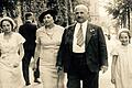 Else Siegel (links) mit ihren Eltern und der Schwester Margot auf dem Rennweg in Würzburg. Im Hintergrund ist die Residenz zu erkennen. Das Foto stammt aus dem Dokumentarfilm 'A la Recherche d’Else'.&nbsp;